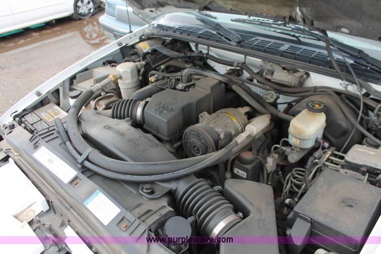 image for item E3413 2000 GMC Sonoma pickup truck