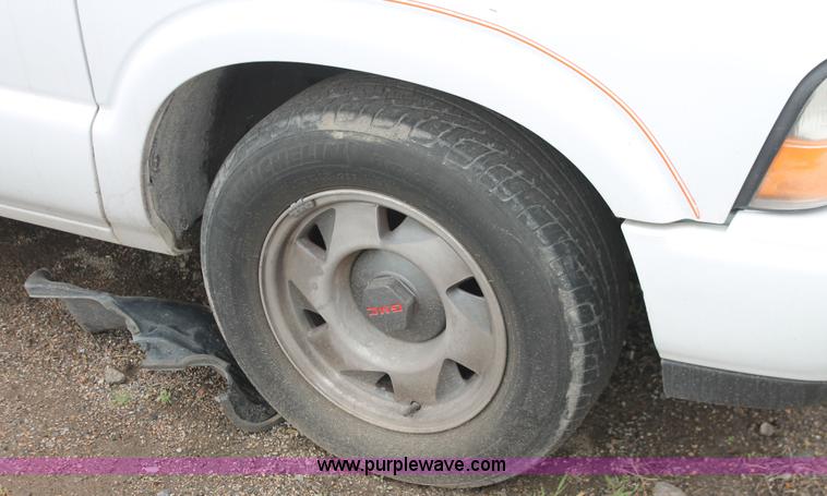 image for item E3413 2000 GMC Sonoma pickup truck