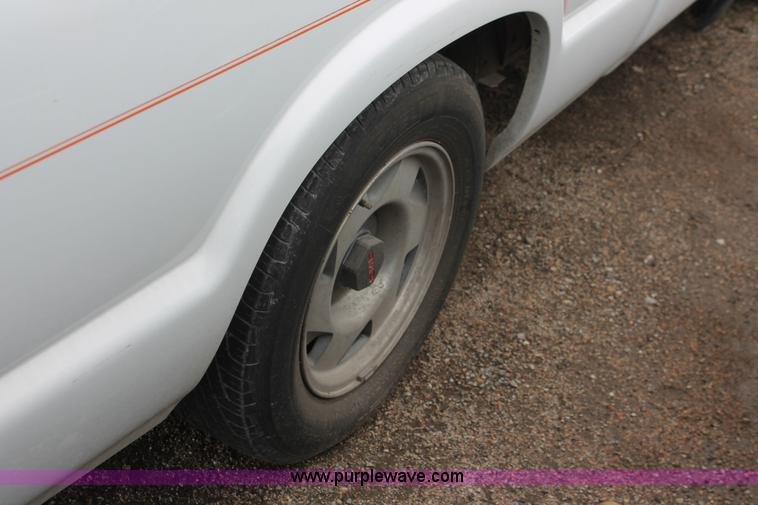 image for item E3413 2000 GMC Sonoma pickup truck