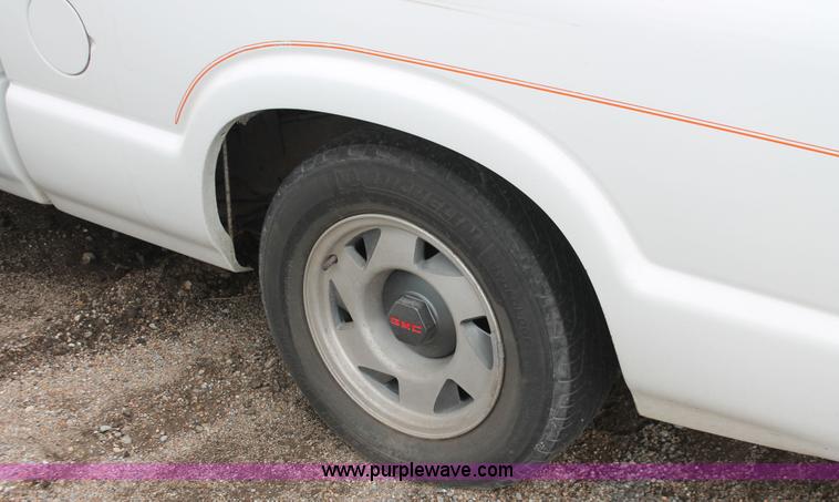 image for item E3413 2000 GMC Sonoma pickup truck