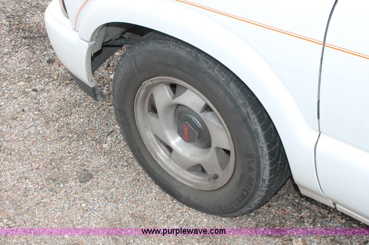 image for item E3413 2000 GMC Sonoma pickup truck