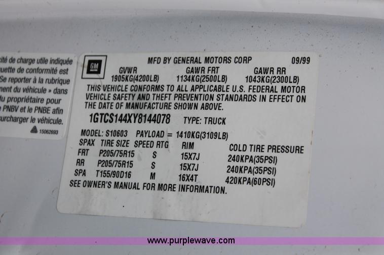 image for item E3413 2000 GMC Sonoma pickup truck