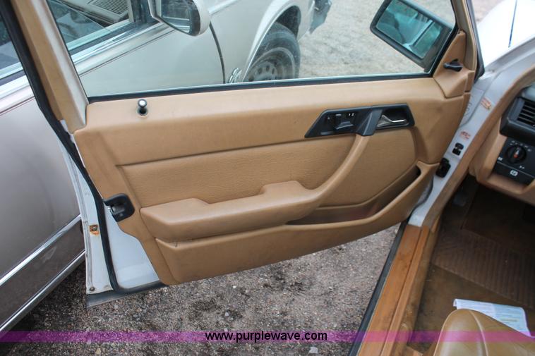 image for item E3418 1989 Mercedes Benz 300E
