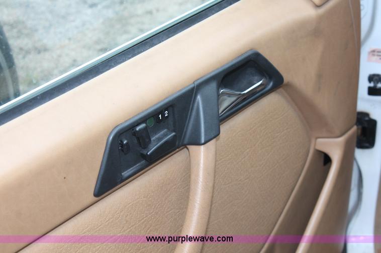 image for item E3418 1989 Mercedes Benz 300E