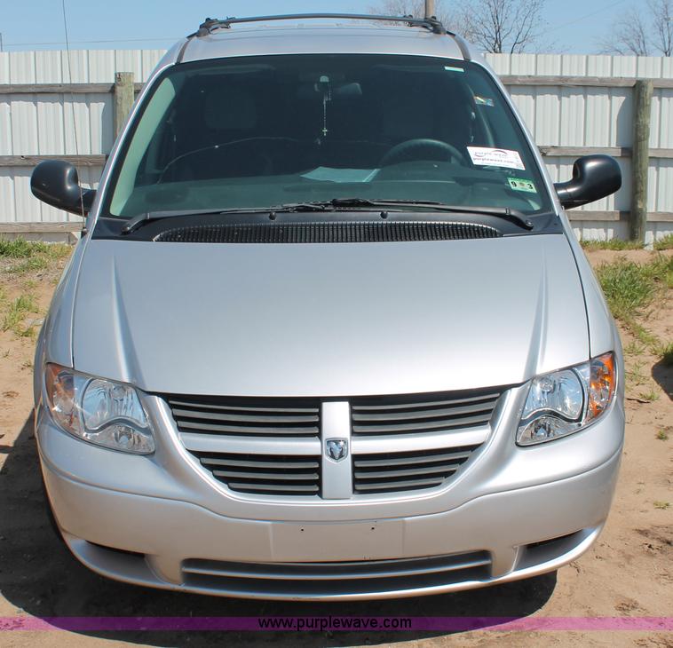 image for item H3612 2006 Dodge Caravan SXT minivan