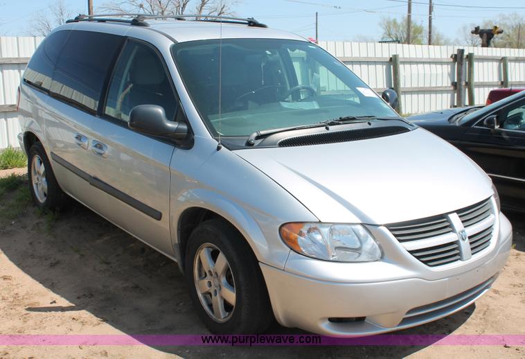 image for item H3612 2006 Dodge Caravan SXT minivan