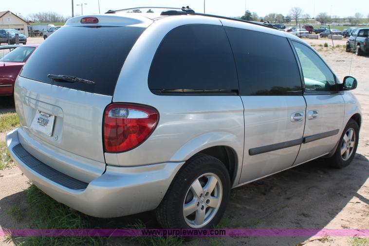 image for item H3612 2006 Dodge Caravan SXT minivan