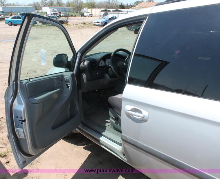 image for item H3612 2006 Dodge Caravan SXT minivan