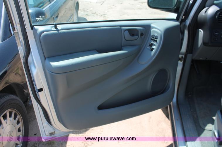 image for item H3612 2006 Dodge Caravan SXT minivan