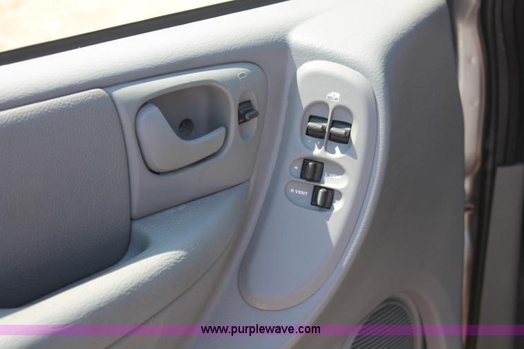 image for item H3612 2006 Dodge Caravan SXT minivan