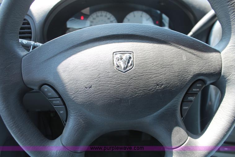 image for item H3612 2006 Dodge Caravan SXT minivan