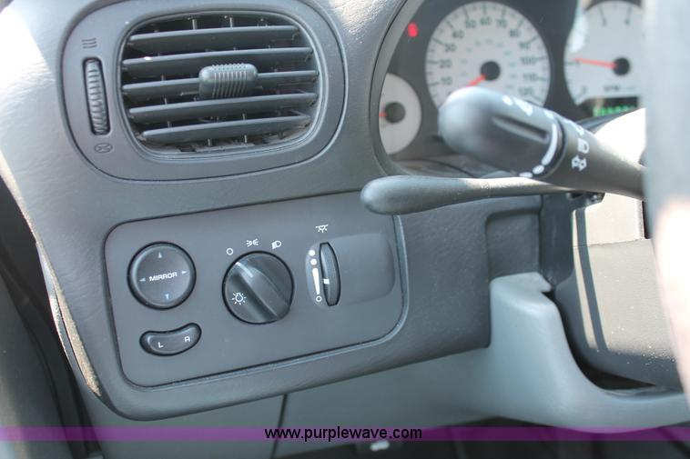 image for item H3612 2006 Dodge Caravan SXT minivan