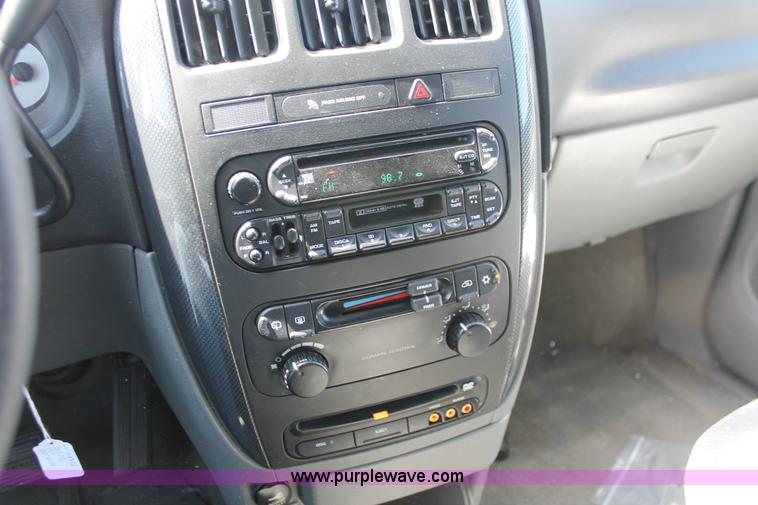 image for item H3612 2006 Dodge Caravan SXT minivan