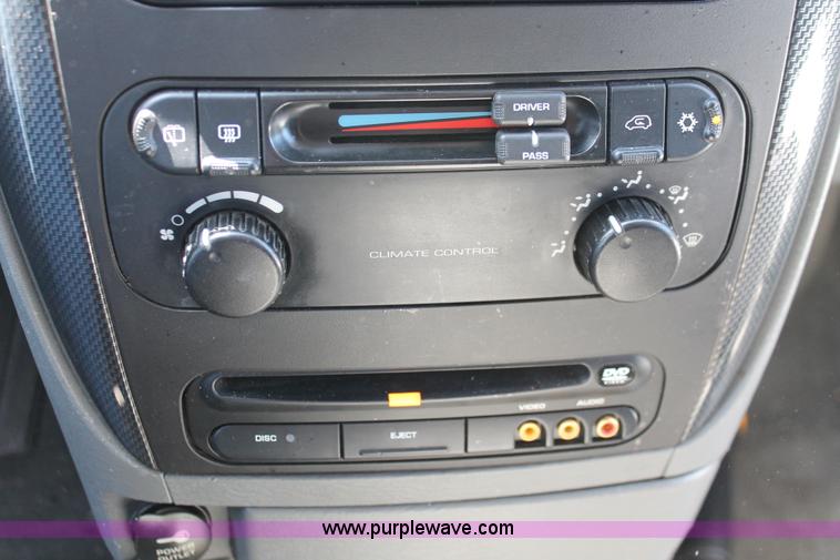 image for item H3612 2006 Dodge Caravan SXT minivan