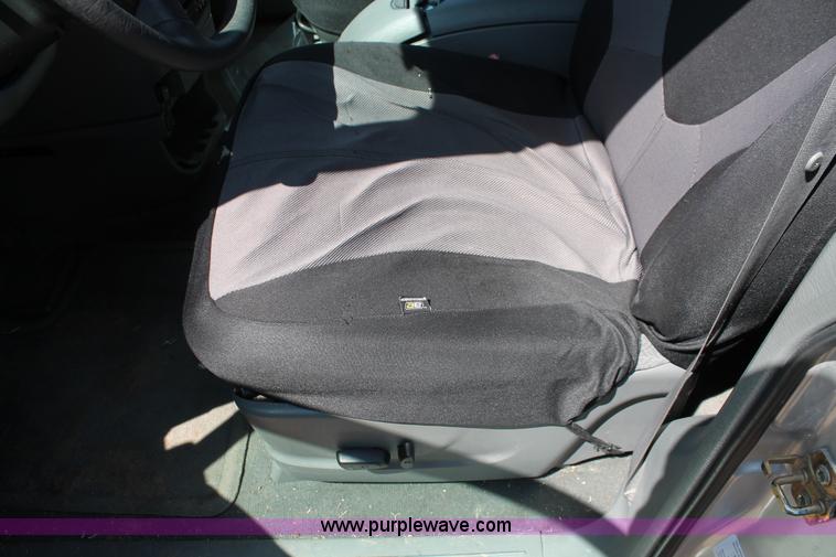 image for item H3612 2006 Dodge Caravan SXT minivan