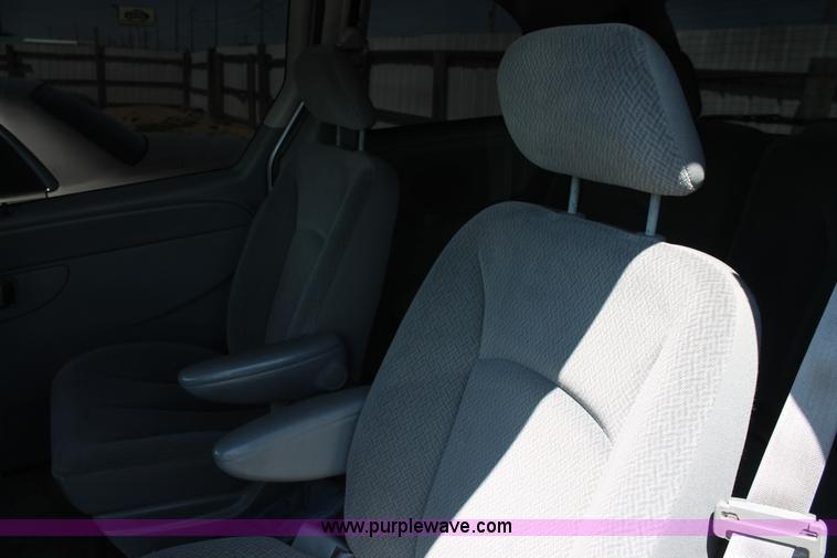 image for item H3612 2006 Dodge Caravan SXT minivan