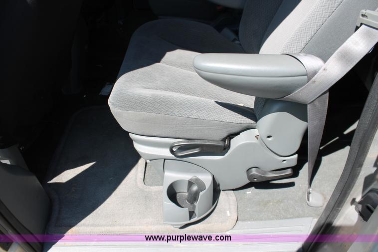 image for item H3612 2006 Dodge Caravan SXT minivan