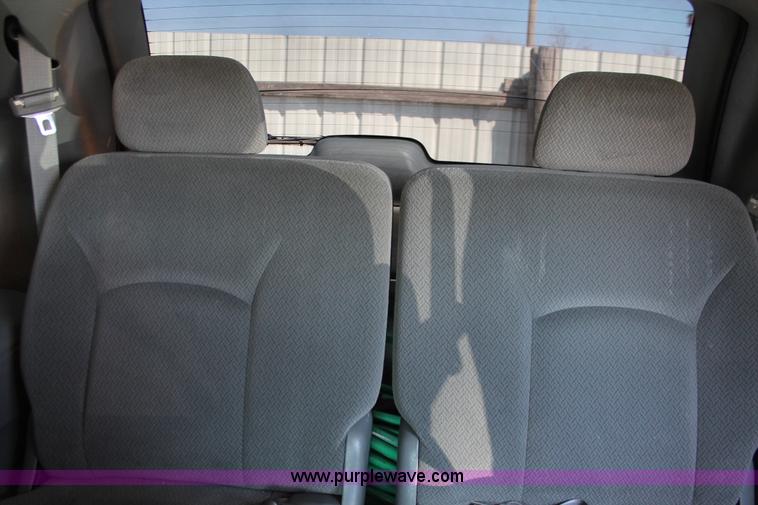 image for item H3612 2006 Dodge Caravan SXT minivan