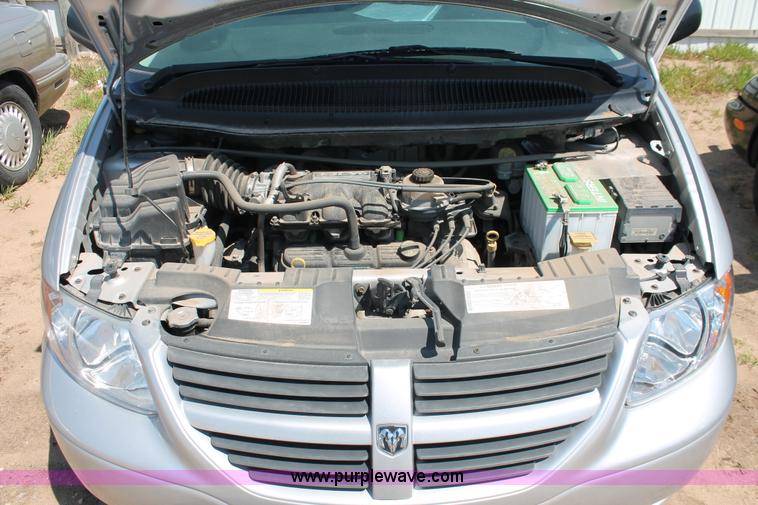 image for item H3612 2006 Dodge Caravan SXT minivan