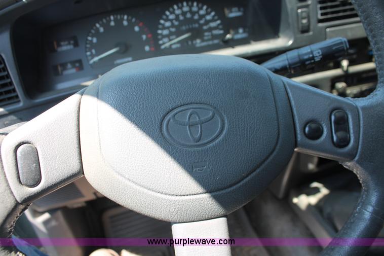 image for item H3616 1992 Toyota 4Runner SR5 SUV