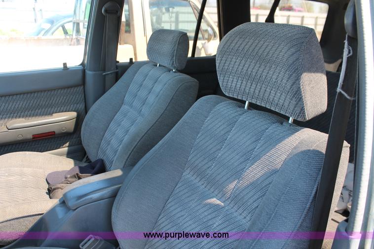 image for item H3616 1992 Toyota 4Runner SR5 SUV