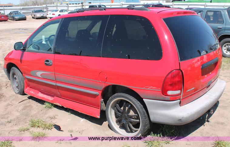 image for item H3617 1996 Dodge Caravan minivan