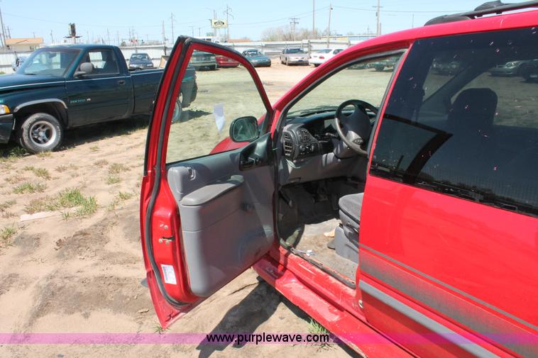 image for item H3617 1996 Dodge Caravan minivan