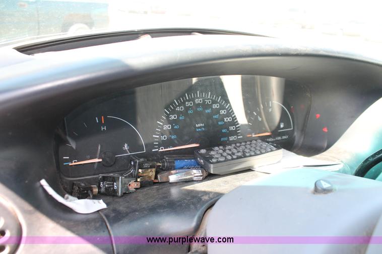 image for item H3617 1996 Dodge Caravan minivan