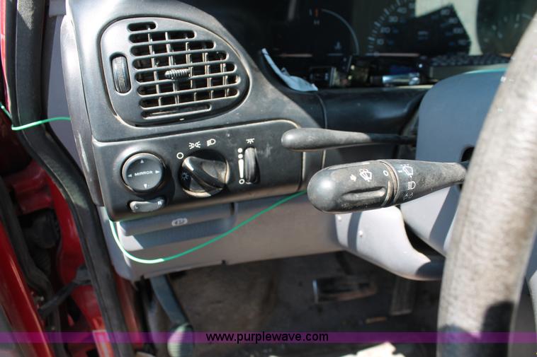 image for item H3617 1996 Dodge Caravan minivan