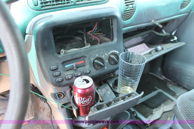 image for item H3617 1996 Dodge Caravan minivan