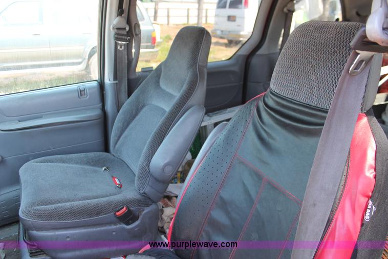 image for item H3617 1996 Dodge Caravan minivan