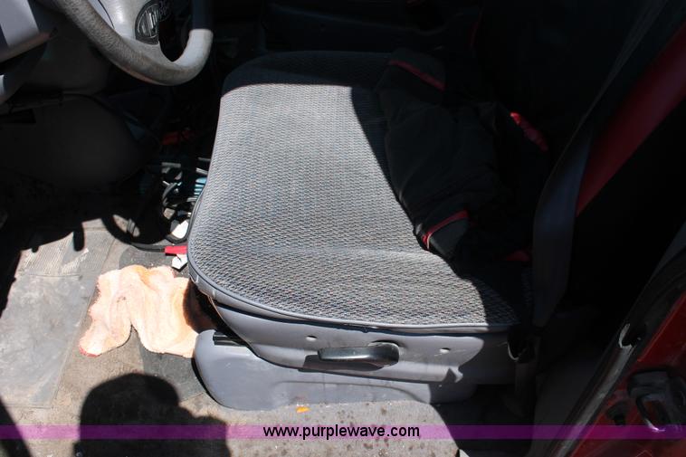 image for item H3617 1996 Dodge Caravan minivan