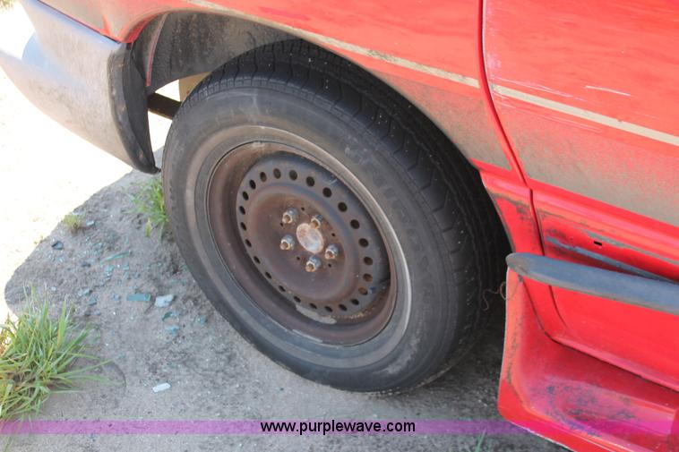 image for item H3617 1996 Dodge Caravan minivan