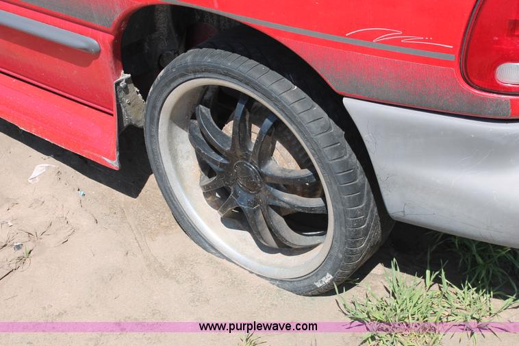 image for item H3617 1996 Dodge Caravan minivan