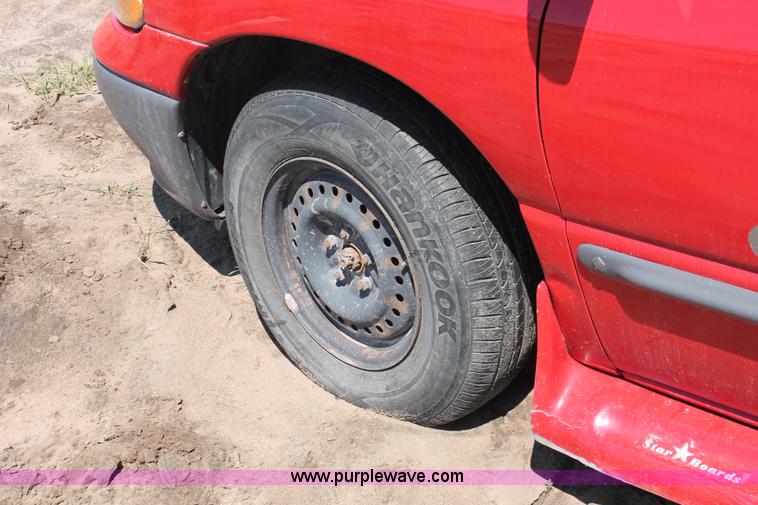 image for item H3617 1996 Dodge Caravan minivan