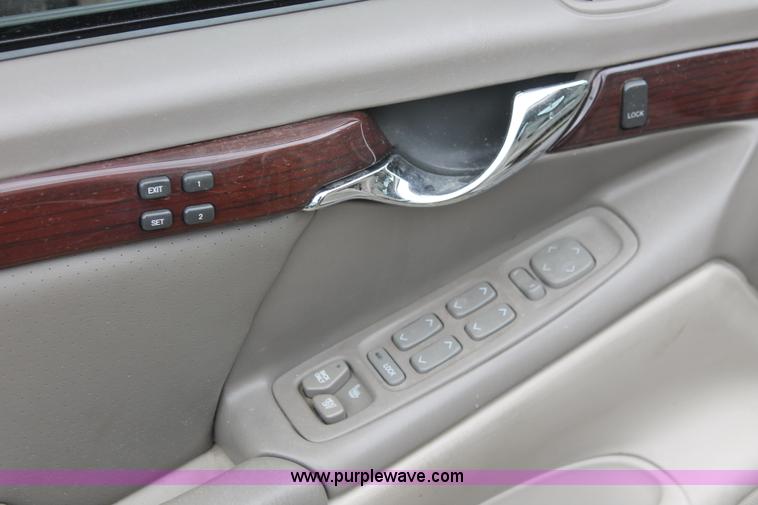 image for item H3630 2002 Cadillac DeVille DTS