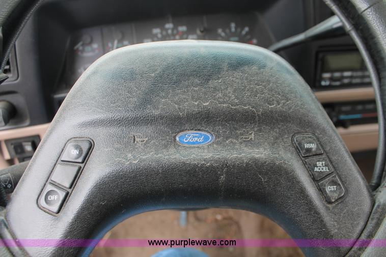 image for item H3635 1994 Ford Explorer XLT SUV