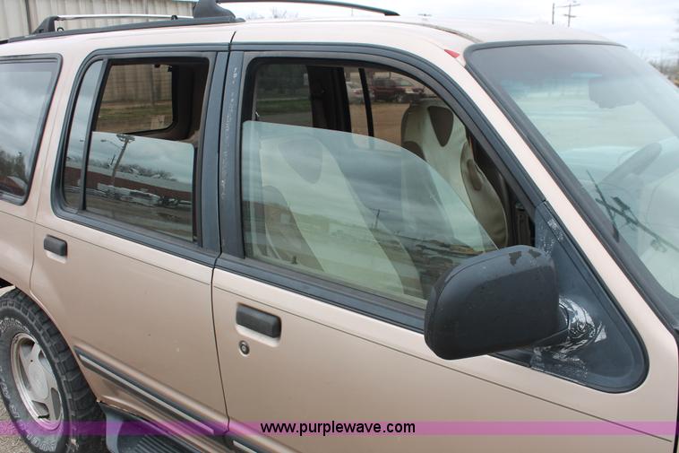 image for item H3635 1994 Ford Explorer XLT SUV