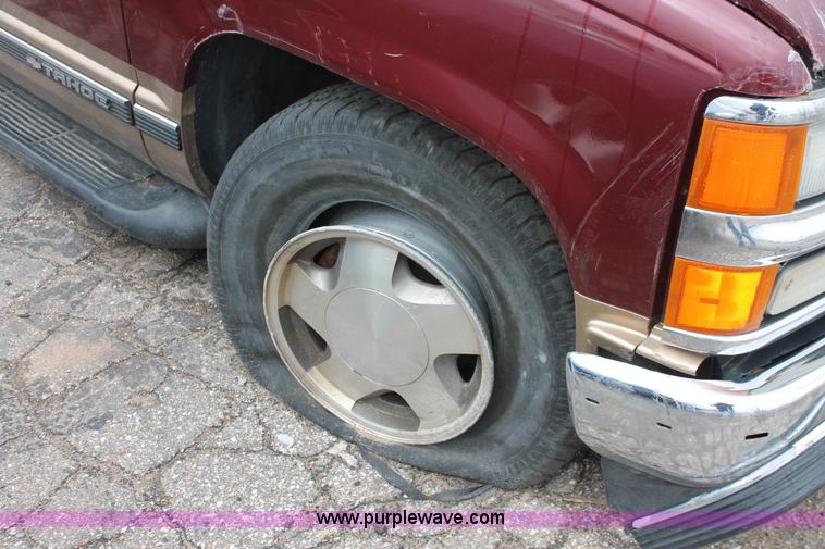 image for item H3638 1999 Chevrolet Tahoe LT SUV