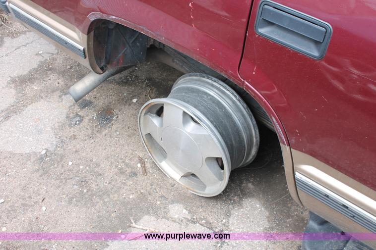 image for item H3638 1999 Chevrolet Tahoe LT SUV