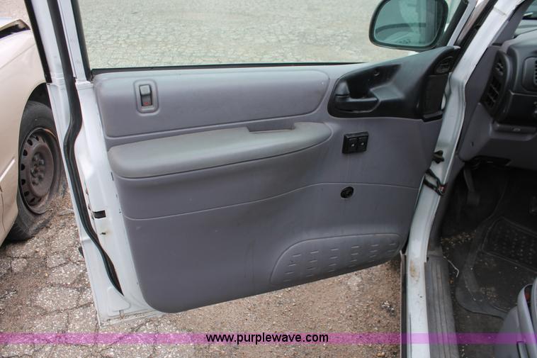 image for item H3640 1999 Dodge Caravan van
