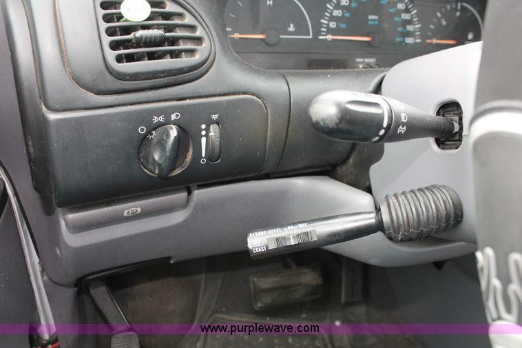 image for item H3640 1999 Dodge Caravan van