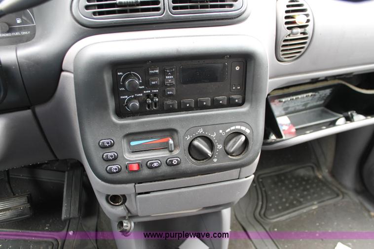 image for item H3640 1999 Dodge Caravan van