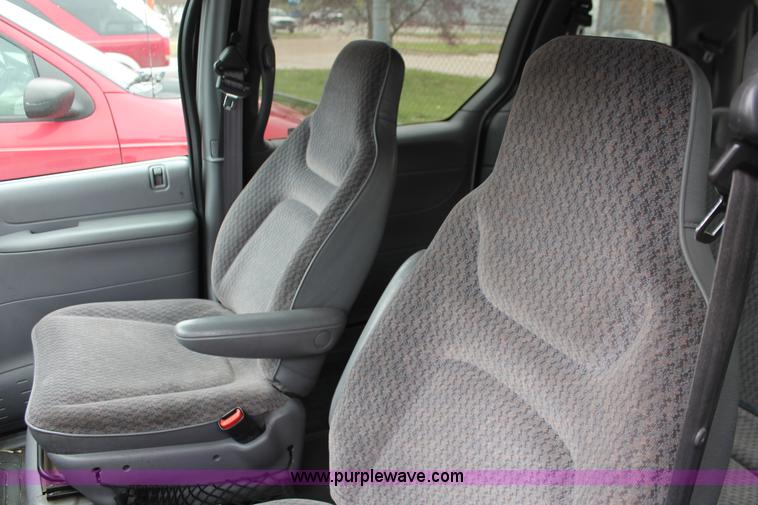image for item H3640 1999 Dodge Caravan van