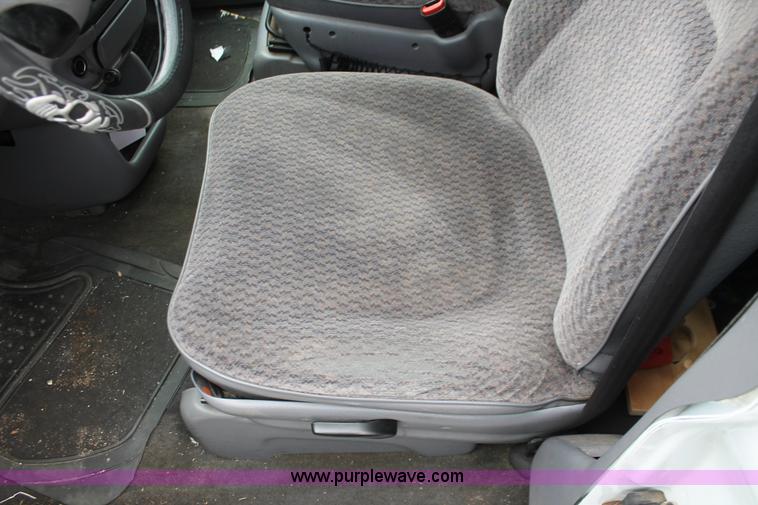 image for item H3640 1999 Dodge Caravan van