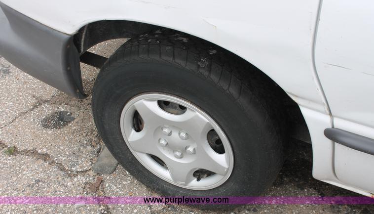 image for item H3640 1999 Dodge Caravan van