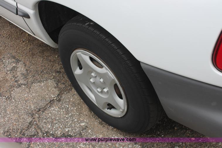 image for item H3640 1999 Dodge Caravan van