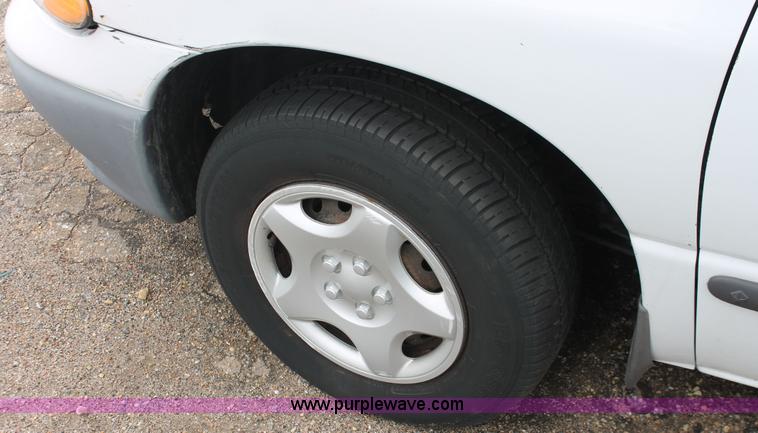 image for item H3640 1999 Dodge Caravan van