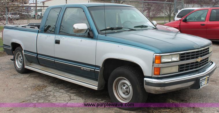 image for item H3641 1992 Chevrolet Silverado 1500 Extended Cab pickup truck