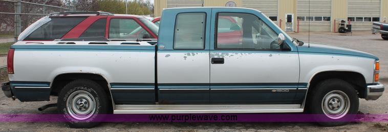 image for item H3641 1992 Chevrolet Silverado 1500 Extended Cab pickup truck